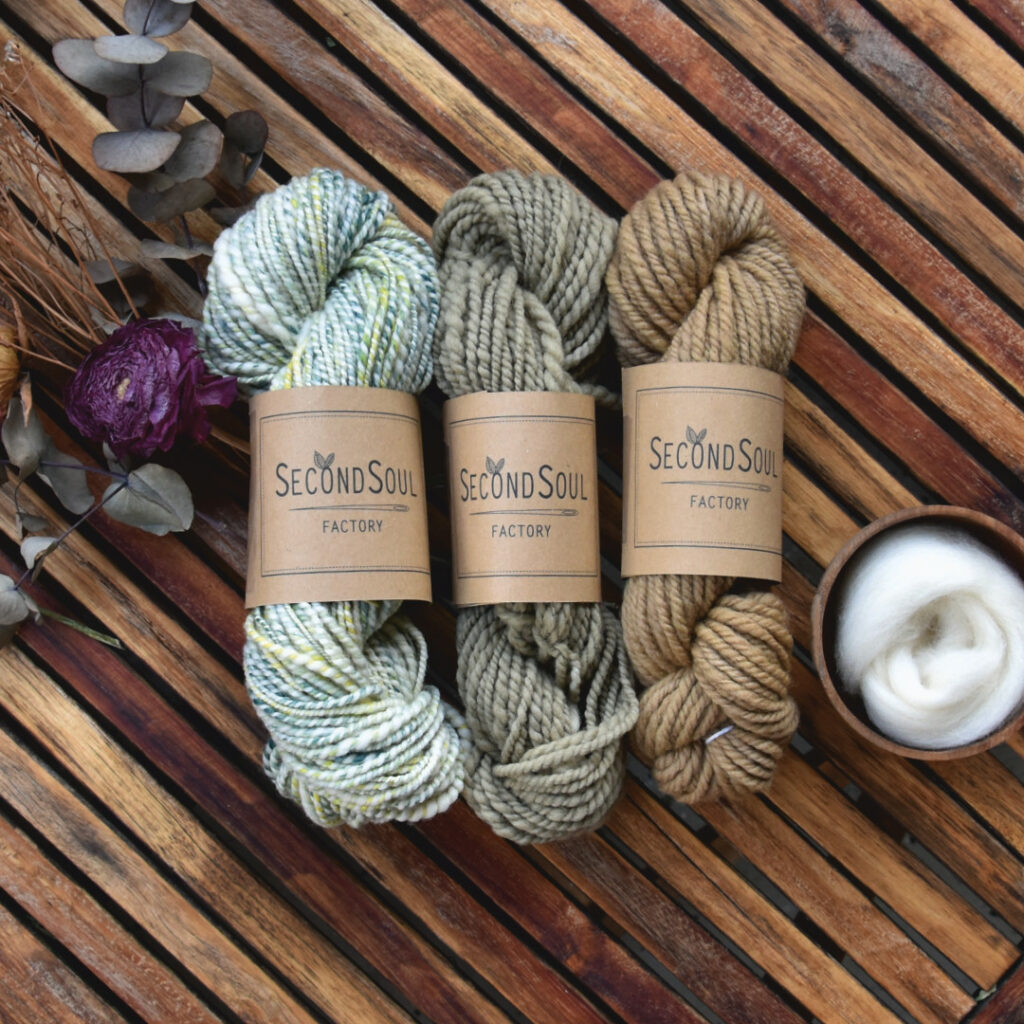 Hanggesponnene und pflanzengefärbte Wolle aus regionaler Wolle