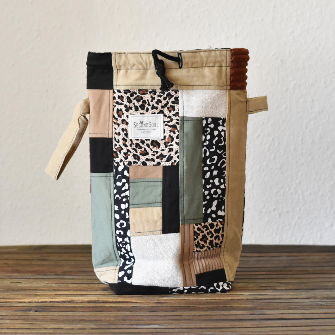 Patchwork Strickprojektbeutel aus Secondhandmaterial mit Leomuster