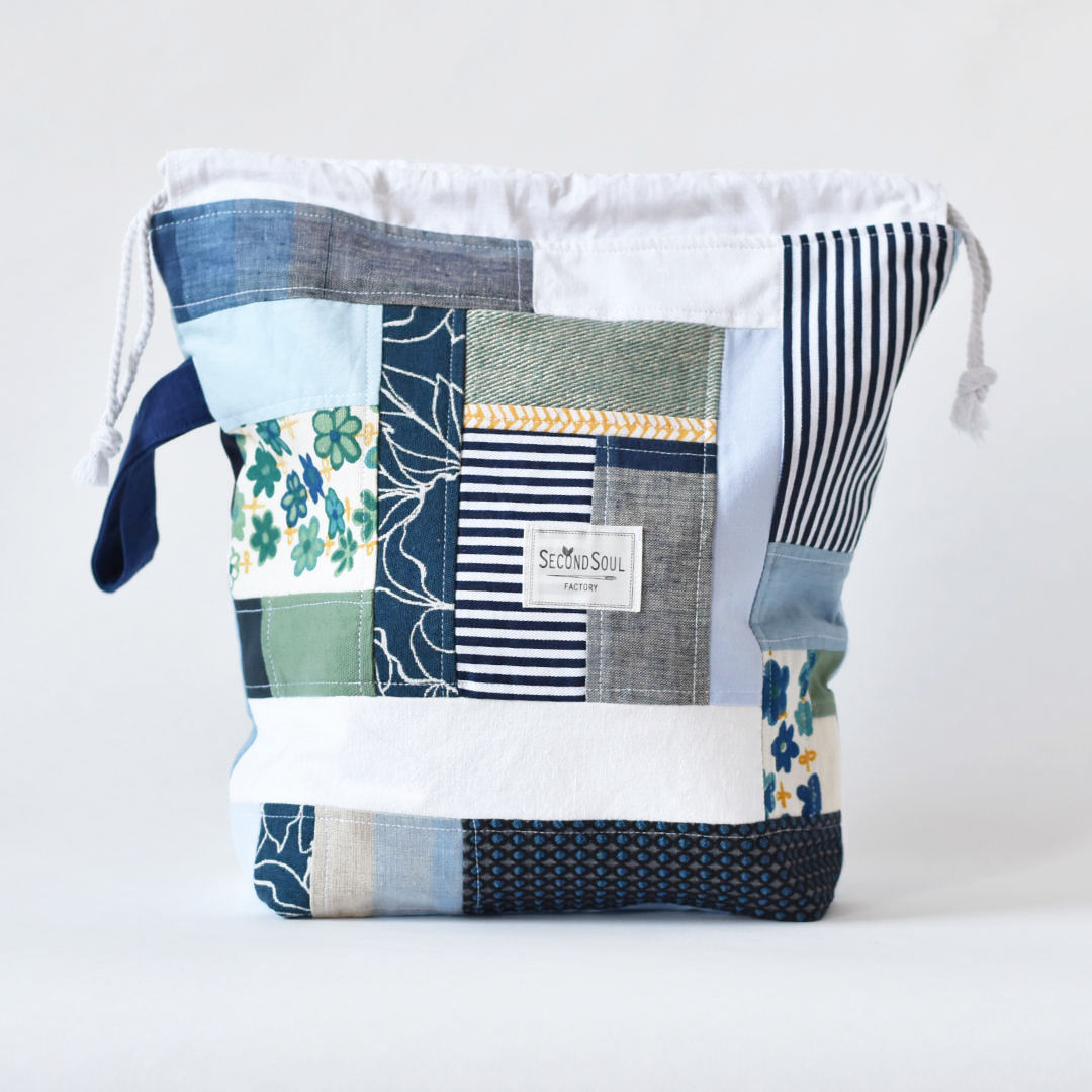 Upcycling Stricktasche aus Stoffresten in blau